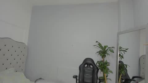 alix_18 online show from 23, 10, 2025