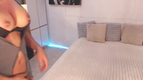 Snapshot of allareillusionxxx chatting on 6, 2, 2025 Miss Gia online show from 6, 2, 2025