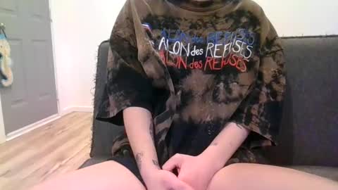 Snapshot of alliebearx chatting on 12, 1, 2025 alliebearx online show from 12, 1, 2025