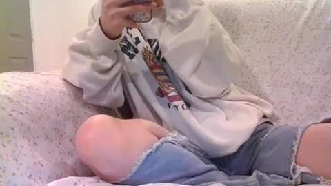 Snapshot of alliebearx chatting on 12, 3, 2025 alliebearx online show from 12, 3, 2025