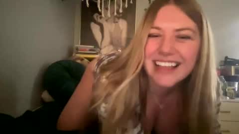 Snapshot of allyanalangel chatting on 8, 1, 2025 allyanalangel online show from 8, 1, 2025