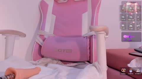 Snapshot of allyson_petite chatting on 21, 10, 2025 Allyson online show from 21, 10, 2025