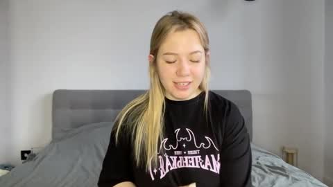 Snapshot of alyrasun chatting on 8, 4, 2026 Al online show from 8, 4, 2026