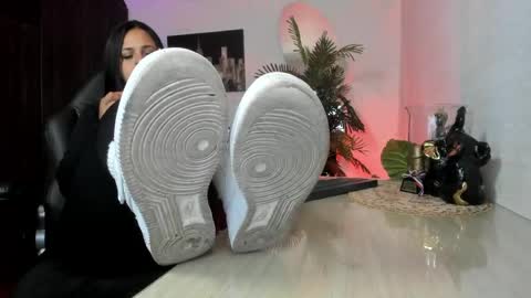 Snapshot of amaia_bushida chatting on 12, 5, 2026 anny online show from 12, 5, 2026