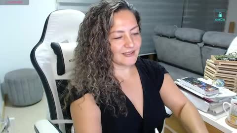 Snapshot of amanda_bella1 chatting on 8, 10, 2025 Amanda online show from 8, 10, 2025