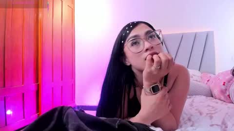 Snapshot of ambaar5 chatting on 25, 10, 2025 Sara  online show from 25, 10, 2025