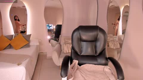 Snapshot of amberfarrell chatting on 5, 4, 2026 Amber online show from 5, 4, 2026