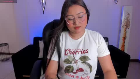 Snapshot of amberlewis_ chatting on 4, 3, 2025 Amber online show from 4, 3, 2025