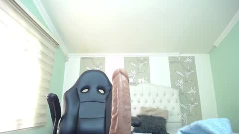 Amell Thomson online show from 11, 12, 2024