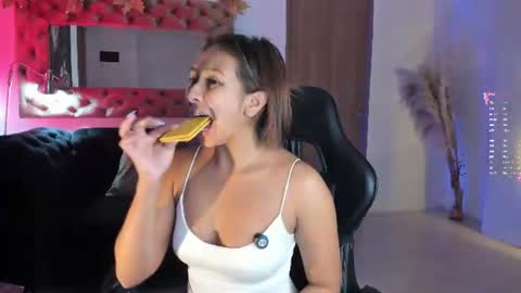 Snapshot of amelyamann chatting on 22, 6, 2026 online show from 22, 6, 2026