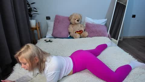 Snapshot of amymilson chatting on 19, 12, 2024 amymilson online show from 19, 12, 2024