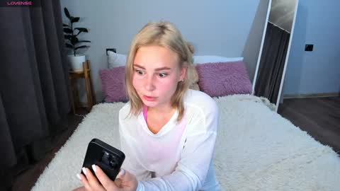 Snapshot of amymilson chatting on 20, 12, 2024 amymilson online show from 20, 12, 2024