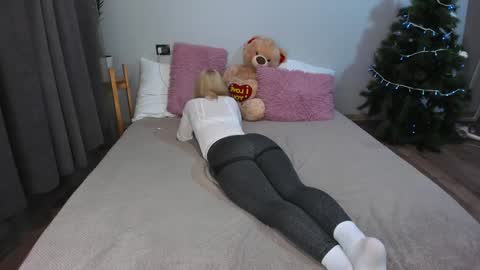 Snapshot of amymilson chatting on 12, 1, 2025 amymilson online show from 12, 1, 2025