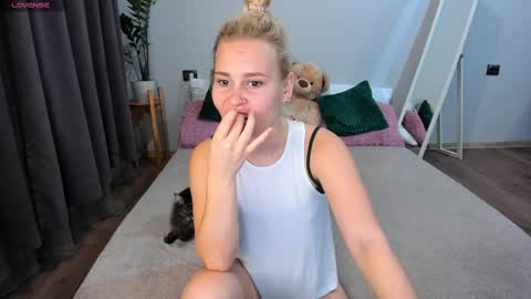 Snapshot of amymilson chatting on 3, 3, 2025 amymilson online show from 3, 3, 2025