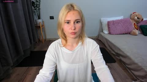 Snapshot of amymilson chatting on 4, 3, 2025 amymilson online show from 4, 3, 2025