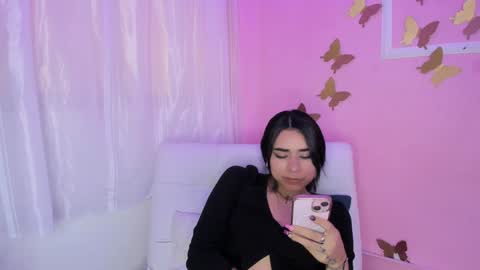 Snapshot of amyolimpo chatting on 15, 1, 2025 Amy ... Nice to meet u   thumb up me please its important online show from 15, 1, 2025