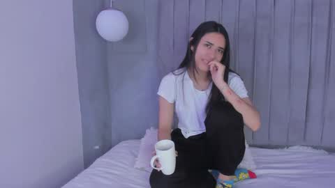 Snapshot of amyolimpo chatting on 20, 1, 2025 Amy ... Nice to meet u   thumb up me please its important online show from 20, 1, 2025