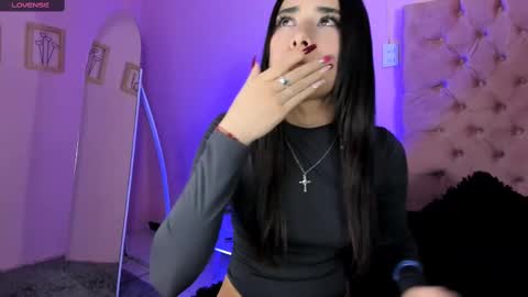 Snapshot of amyolimpo chatting on 1, 3, 2025 Amy ... Nice to meet u   thumb up me please its important online show from 1, 3, 2025