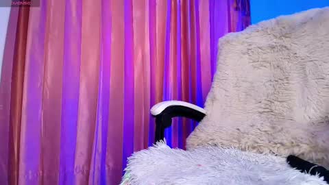 Snapshot of amyolimpo chatting on 11, 9, 2025 Amy ... Nice to meet u   thumb up me please its important online show from 11, 9, 2025