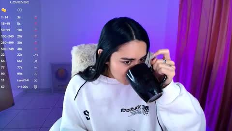 Snapshot of amyolimpo chatting on 4, 10, 2025 Amy ... Nice to meet u   thumb up me please its important online show from 4, 10, 2025