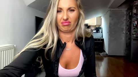 Snapshot of amyroberta92 chatting on 11, 3, 2025 amyroberta92 online show from 11, 3, 2025