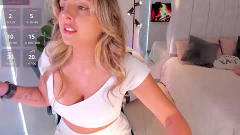 Snapshot of amywoods chatting on 12, 3, 2026 online show from 12, 3, 2026