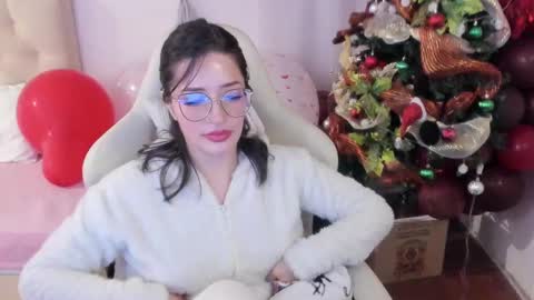 Im anna but you can call me as you want online show from 19, 12, 2024