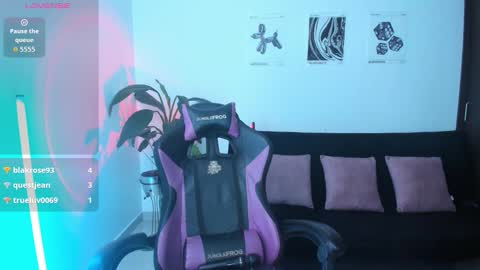 Snapshot of anakiss1 chatting on 11, 10, 2025      help me to get 100 thumps up  online show from 11, 10, 2025