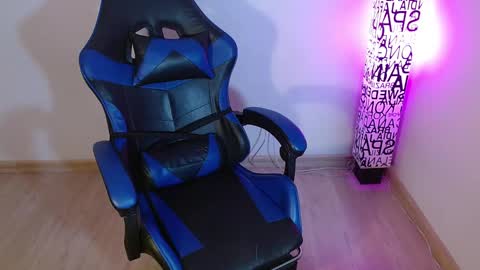 Snapshot of anarosse__ chatting on 25, 10, 2025 ana 3 online show from 25, 10, 2025