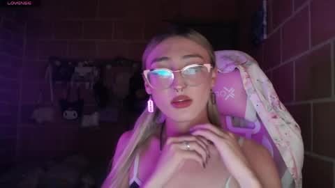 Snapshot of andrea_camila chatting on 29, 5, 2026 Andrea online show from 29, 5, 2026