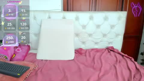 Naomi Andrea Daviss online show from 20, 5, 2026