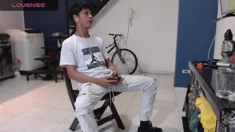 Snapshot of andressdean chatting on 8, 2, 2025 Andres Dean online show from 8, 2, 2025