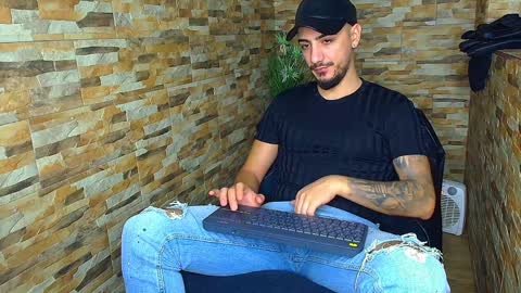 Snapshot of andrewbanner chatting on 17, 12, 2024 MasterRomania online show from 17, 12, 2024