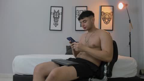 Snapshot of andrewlamar77 chatting on 4, 1, 2025 Andrewlamar21 online show from 4, 1, 2025