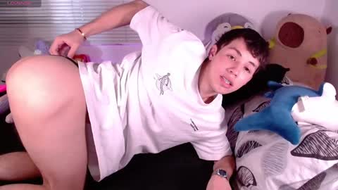 Snapshot of angel_bless19 chatting on 22, 1, 2025 Angel   help me with 100 thumbs up online show from 22, 1, 2025