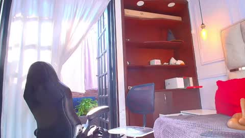 Nicolle  online show from 8, 1, 2025