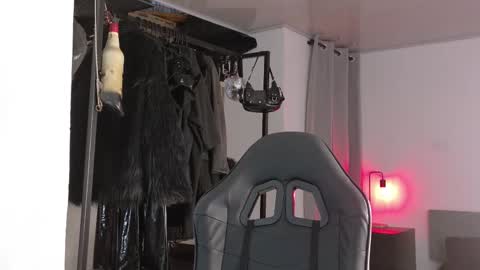 Snapshot of angelabl0odborne chatting on 25, 9, 2025 Angela help me reach 100 thumbs up online show from 25, 9, 2025