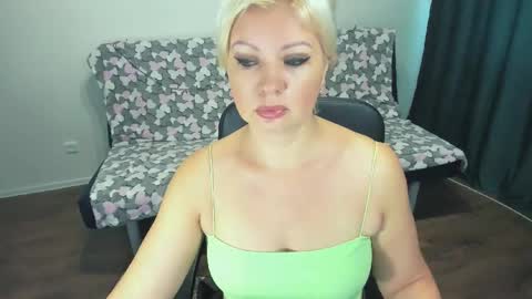 Snapshot of angelaroberti2 chatting on 8, 11, 2025 glow online show from 8, 11, 2025