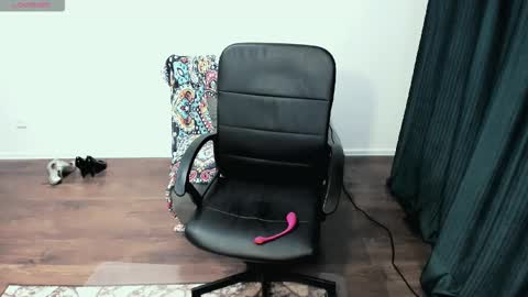 Snapshot of angelaroberti2 chatting on 14, 12, 2025 glow online show from 14, 12, 2025