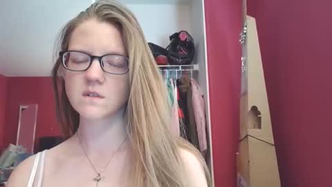 Snapshot of angelicangel3 chatting on 15, 4, 2026 AngelicAngel online show from 15, 4, 2026