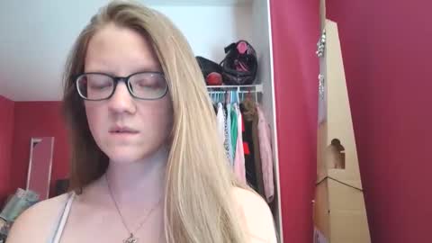 Snapshot of angelicangel3 chatting on 16, 4, 2026 AngelicAngel online show from 16, 4, 2026