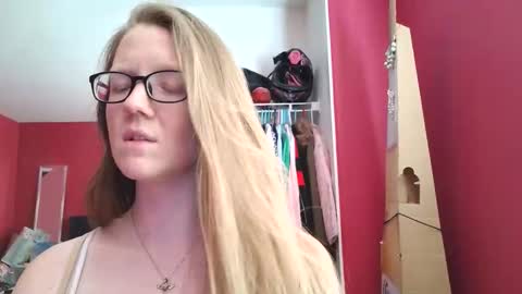 Snapshot of angelicangel3 chatting on 21, 4, 2026 AngelicAngel online show from 21, 4, 2026