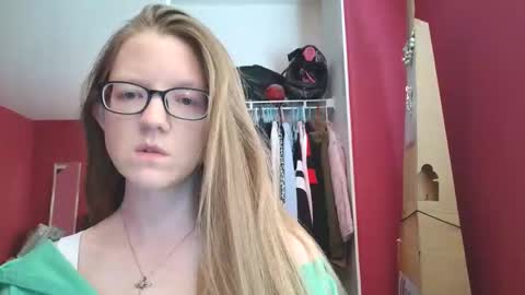 Snapshot of angelicangel3 chatting on 25, 4, 2026 AngelicAngel online show from 25, 4, 2026