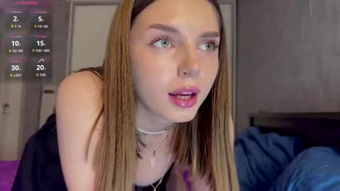 Snapshot of angelsofi__ chatting on 28, 11, 2025 angelsofi__ online show from 28, 11, 2025