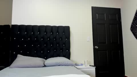 AngelynaW online show from 9, 9, 2025