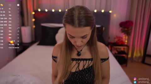 Im Anita thumb up me please its important online show from 11, 10, 2025