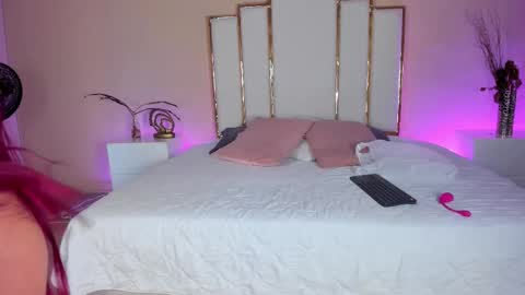 Snapshot of annaswift_ chatting on 8, 11, 2025 Anna online show from 8, 11, 2025