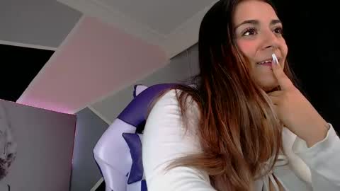 Snapshot of anne_lennon_ chatting on 4, 1, 2025 Anne  online show from 4, 1, 2025