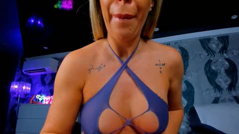 Snapshot of anneswhite chatting on 2, 10, 2025 Ana online show from 2, 10, 2025