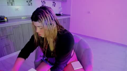 Snapshot of annie_andrade1 chatting on 8, 3, 2025 annie online show from 8, 3, 2025